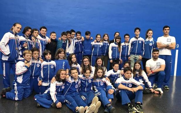 Los jóvenes participantes del club anfitrión. / GARRIKO