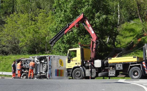 Tráfico lento en Erandio tras volcar un camión