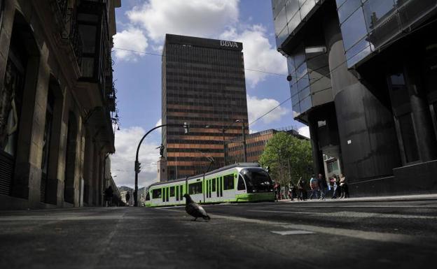 El emblemático edificio del BBVA se levantó en 1969 y tiene 21 plantas./IGNACIO PÉREZ