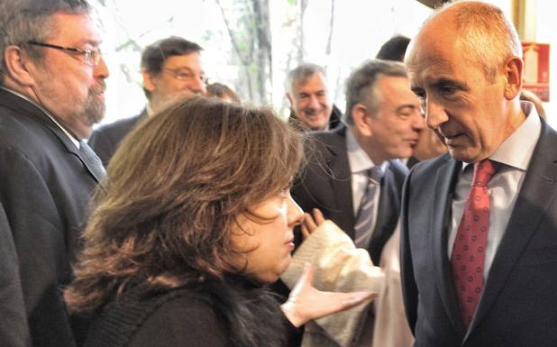Soraya Sáenz de Santamaría y Josu Erkoreka, en una imagen de archivo./Igor Aizpuru