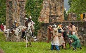 Escenas de una anterior recreación histórica en el castillo de Muñatones./