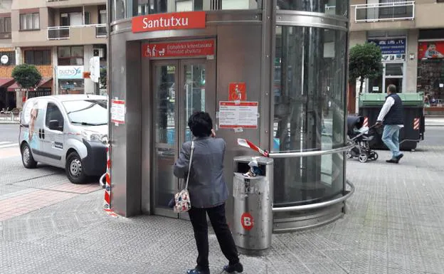 Tres semanas sin el ascensor del metro de Santutxu: «Es una faena»