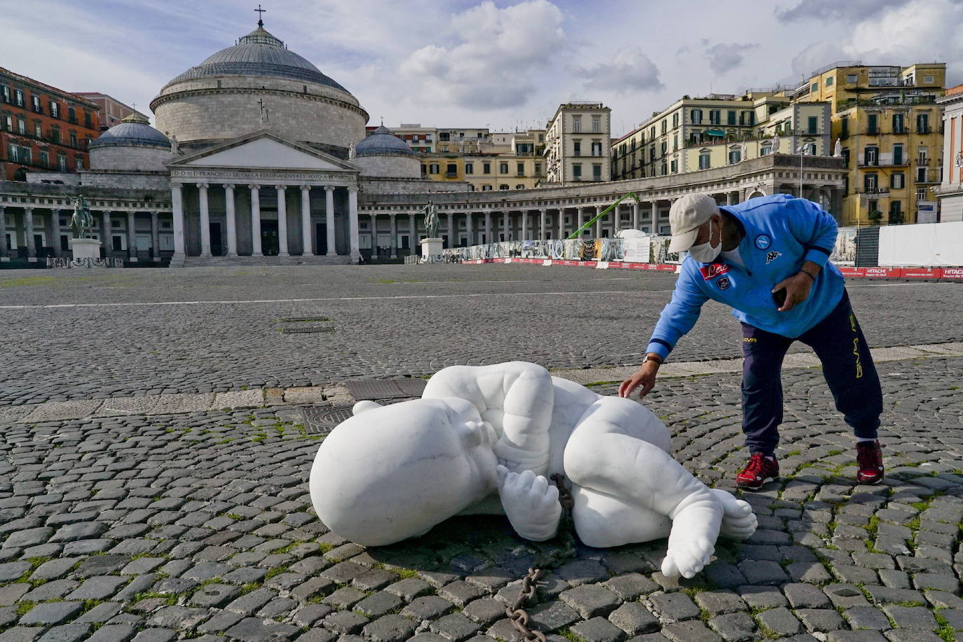 Fotos Abandonan una obra de un millón de euros en una plaza de Nápoles