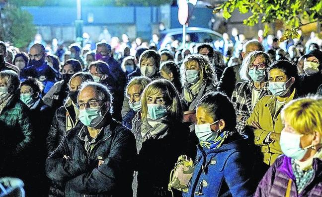 Cientos de personas secundaron en la noche de ayer la concentración de protesta por la agresión sufrida por Begoña./Rafa gutiérrez