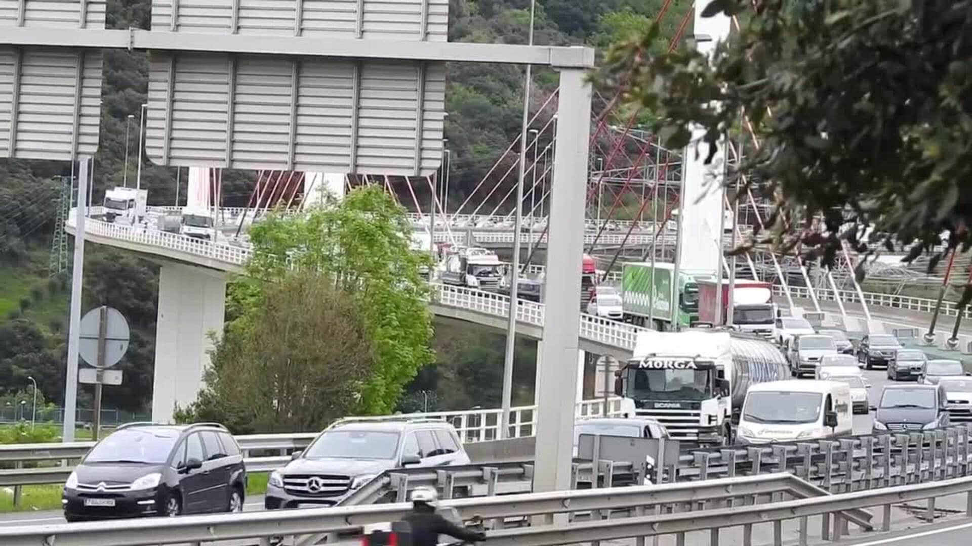 Cortada La Autopista En Muskiz En Sentido Bilbao Tras Arder Las Ruedas