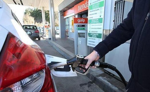 El Gobierno baraja mantener el descuento de la gasolina solo a algunos sectores en 2023
