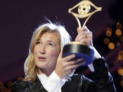 La actriz Ana Duato ofrece el premio a la mejor actriz de serie a Fernando Fernán-Gómez. /EFE/