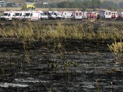 Efectivos de los servicios sanitarios dispuestos en el lugar del siniestro en el aeropuerto de Barajas. /EFE/