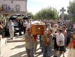 La localidad de La Fregeneda despide a Amalia Filloy y su hija de 14 años, Amalia Alonso. Al funeral no han podido asistir ni el marido ni la otra hija del matrimonio, de once años, que continúan hospitalizados. /EFE/