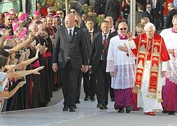 El papa Benedicto XVI saluda a los peregrinos a su llegada a la plaza de Cibeles. / Foto: Efe | Vídeo: Atlas/