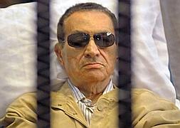 El exmandatario egipcio ocupa ya su lugar en la sala. / Foto: Afp | Vídeo: Atlas/