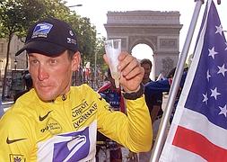 Lance Armstrong, después de ganar su primer Tour de Francia. / AFP/
