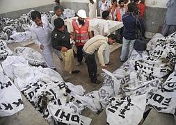 Los equipos de rescate colocan los cadáveres en Karachi. / Rizwan Tabassum (Afp) | Atlas/