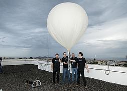 Los investigadores a punto de lanzar el globo que llevará la carga hasta los 36 kilómetros de altura. ULPGC/