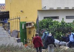 Levantamiento de uno de los cadáveres en la zona donde el viento ha derribado el muro. / Antonio Gil/