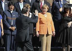 El presidente del Gobierno, Mariano Rajoy, se disculpa al llegar tarde a la foto oficial de la cumbre. / Diego Crespo (Efe)/