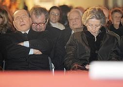 Berlusconi, junto a Mario Monti y su esposa en la ceremonia. / Efe/