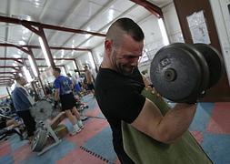 Un militar hace pesas en el gimnasio de la base de Herat. / Jaime García/