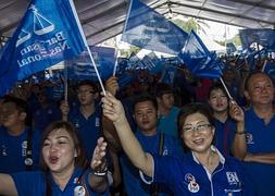 Seguidores del Frente Nacional asisten a un acto electoral celebrado en Sepang. / Ahmad Yusni (Efe)/