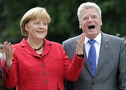 Gauck, junto a Merkel./ Reuters/
