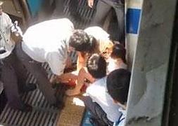 Los trabajadores del metro atienden a la accidentada. / Youtube/