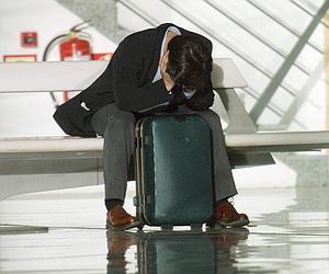 Un viajero espera con su maleta en el aeropuerto. /Ignacio Pérez/