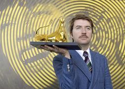 El director Albert Serra recibe el Leopardo de Oro. / Urs Flueeler (Efe)/