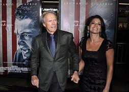 Clint Eastwood y Dina Ruiz, en el estreno de una película. / Paul Buck (Efe)/