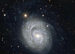Visión de una galaxia espiral relativamente cercana junto a una supernova muy brillante. / Archivo/