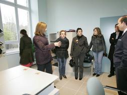 Covadonga Solaguren visita junto a un grupo de junteros el nuevo centro de menores. / Blanca Castilo./