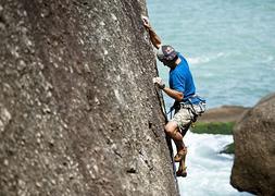 Eneko Pou en plena escalada de la vía brasileña "Southern Confort"/