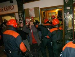 Puesto en libertad uno de los dos jóvenes radicales detenidos anoche en Bilbao