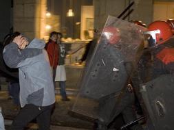 Los disturbios continúan a esta hora en la Parte Vieja donostiarra. / Efe/