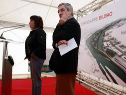 Llamazares, junto a Julia Madrazo, hoy en el barrio bilbaíno de Zorrozaurre/