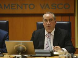 Arriola, durante su comparecencia en el Parlamento./ Iosu Onandia/