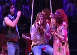 Continúan fumando en el musical 'Hair'