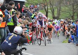 Joaquim Rodríguez asciende zigzagueando las rampas verticales de La Antigua, seguido de cerca por Samuel Sánchez. / Fernando Gómez/
