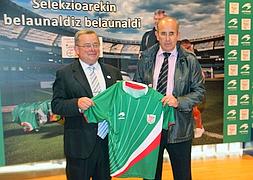 Los entrenadores Javier Irureta y Miguel Etxarri posan con la camiseta de la Selección./ Telepress/