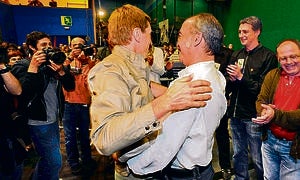 El candidato a diputado general de Guipúzcoa, Martín Garitano, abraza a Rufi Etxeberria en la celebración de la noche electoral de Bildu en San Sebastián. :: José Mari López/
