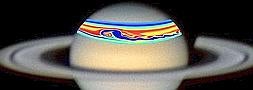Foto de la tormenta con sus nubes rodeando Saturno y resultado de la simulación matemática. / T. Akutsu / UPV | Vídeo: elcorreo.tv/