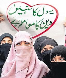 Mujeres pakistaníes se manifiestan contra el día de los enamorados. :: EFE/