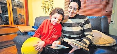 Iván, con su madre Maribel./ Borja Agudo/