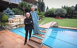 El matrimonio Tous-Oriol, en su mansión de Barcelona./ E.C/