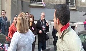 La mujer agredida y su hijo se enfrentan a los sindicalistas./ Luis Calabor/