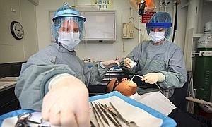 Dos dentistas atienden a un paciente en una clínica./ Archivo/