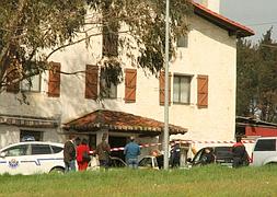 Agentes de la Ertzaintza en el Caserio Pepene, de Lasarte, donde fue asesinado el baserritarra José Antonio Telleria. / Archivo/