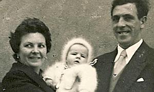 La pequeña Begoña, en brazos de sus padres./ Archivo/