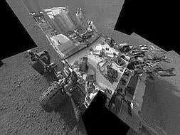 'Curiosity' se fotografía en el paisaje marciano. /NASA/