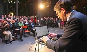 El lehendakari y la consejera de Cultura, durante la presentación del traductor de castellano a euskera impulsado por el Gobierno Vasco./ Telepress/