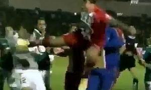 Momento en que Cellerino golpea en el pecho al portero del Santiago Wanderers . /YouTube/